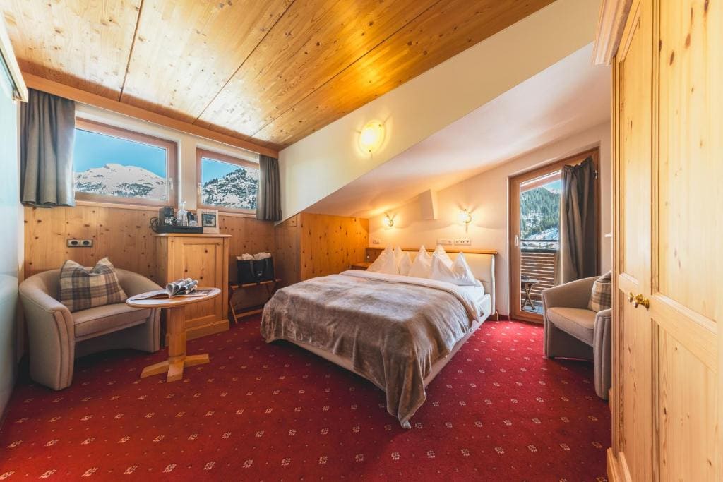 Double Room with Balcony room - Image 3