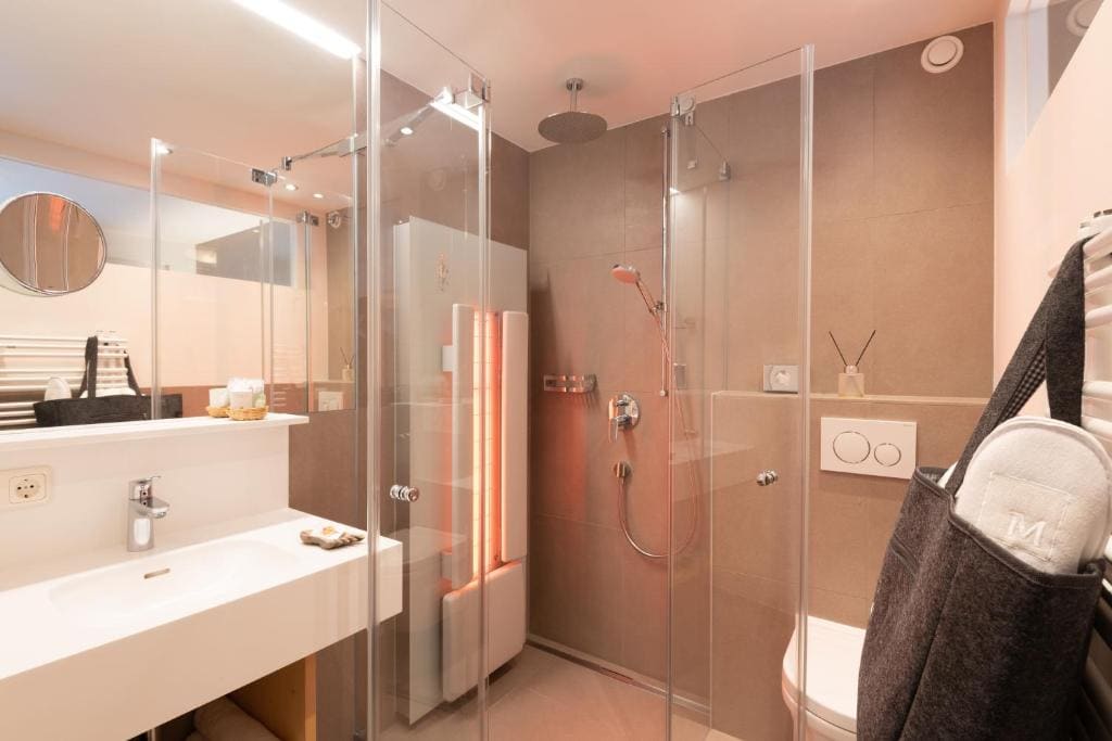 Single Room with Balcony room - Image 3
