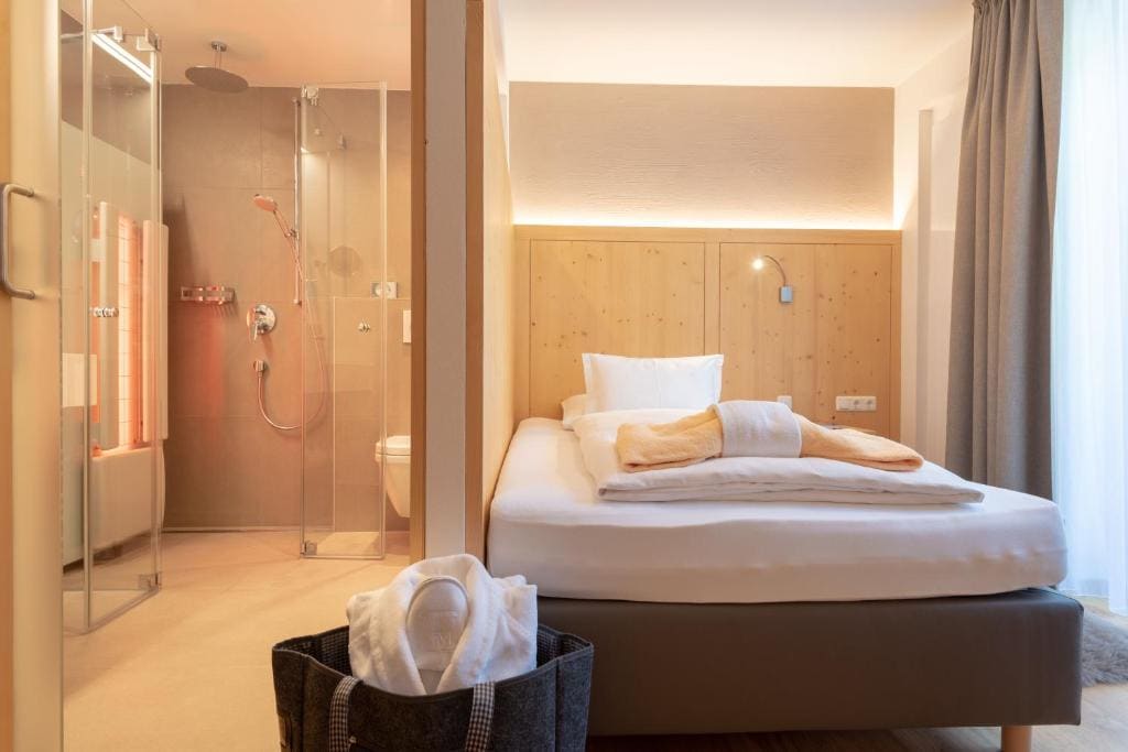 Single Room with Balcony room - Image 1