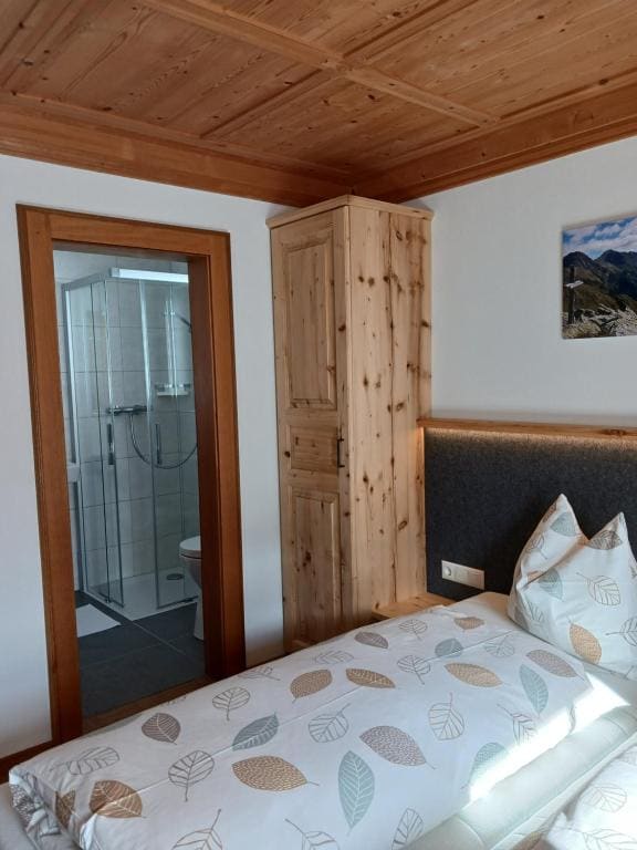Double Room with Balcony room - Image 3