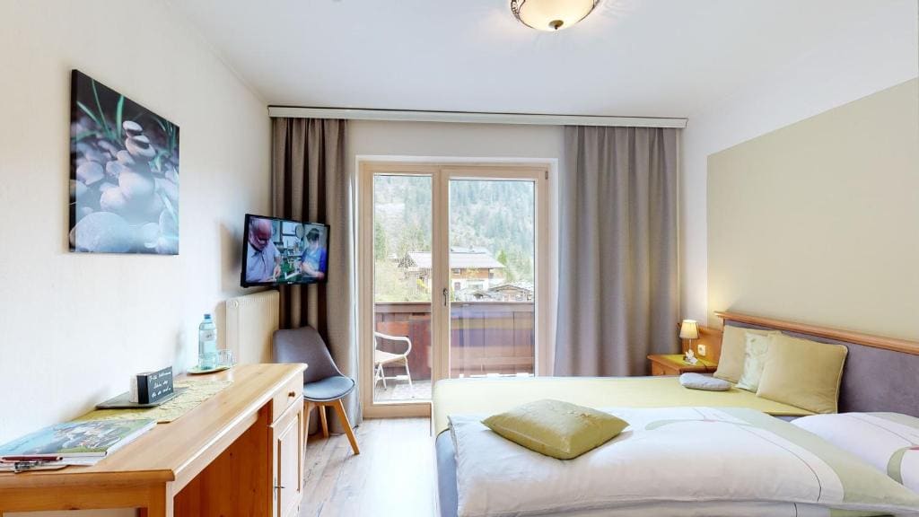 Double Room with Balcony room - Image 2