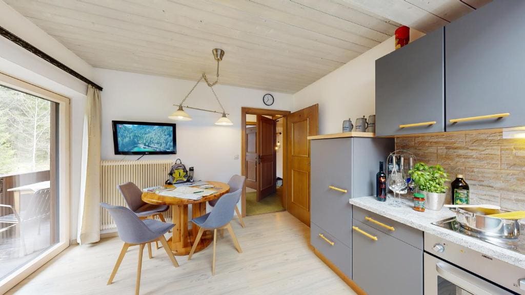 One-Bedroom Apartment with Balcony room - Image 2