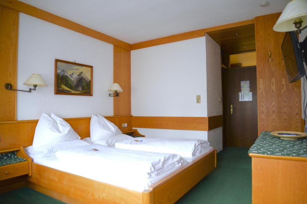 Double Room with Balcony room - Image 3