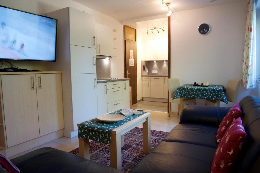 One-Bedroom Apartment with Balcony room - Image 1