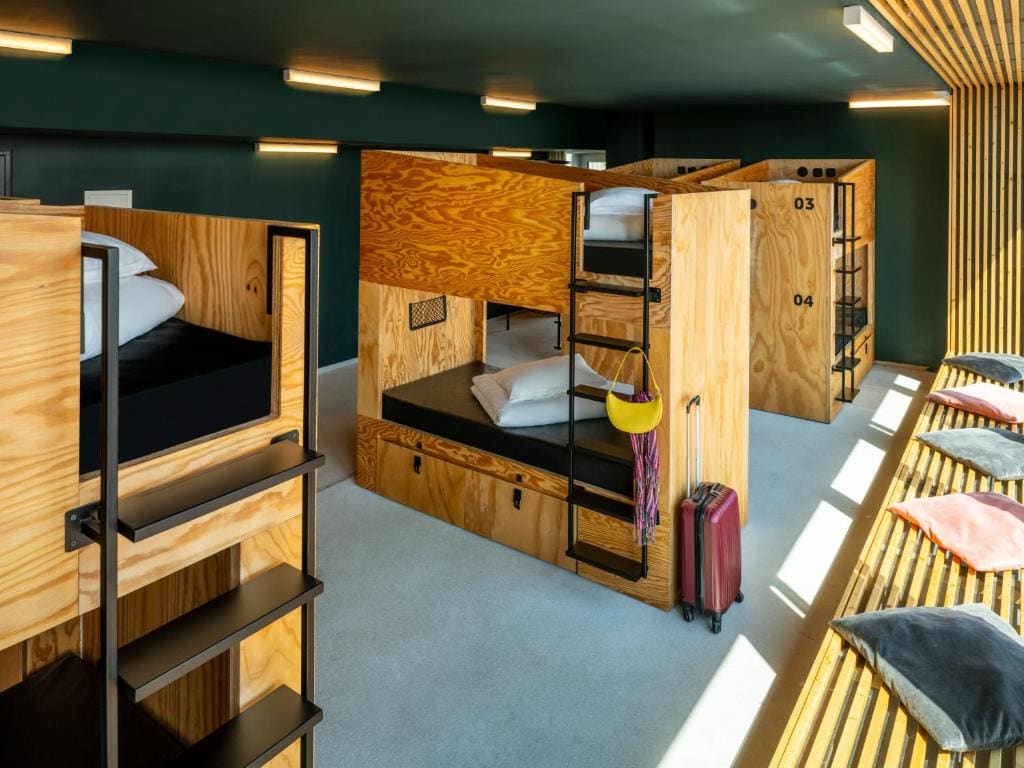 Bed in a 10-12 mixed Shared Room room - Image 3