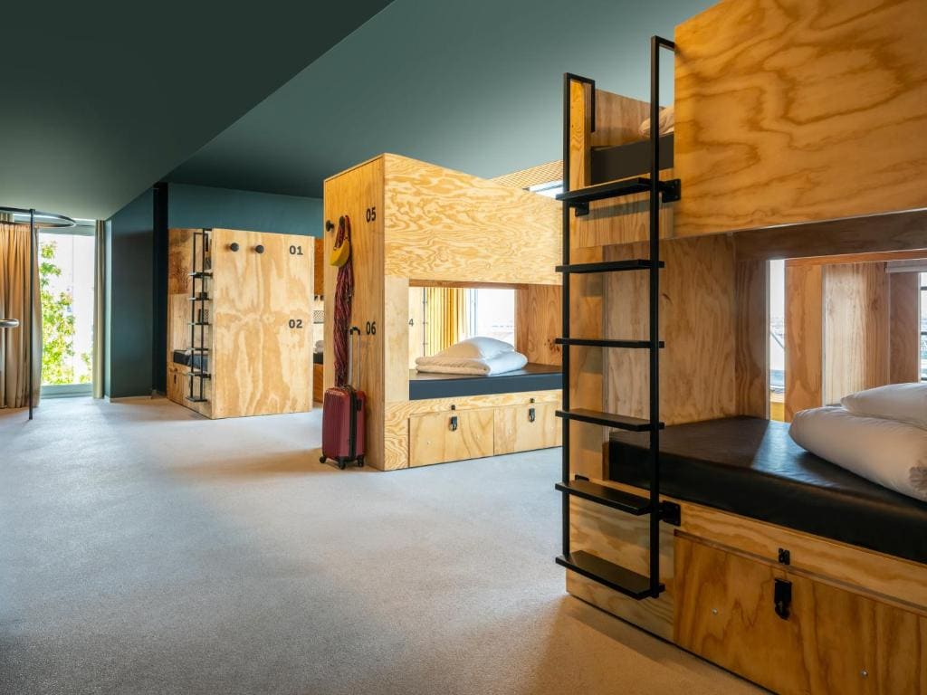 Bed in a 10-12 mixed Shared Room room - Image 2