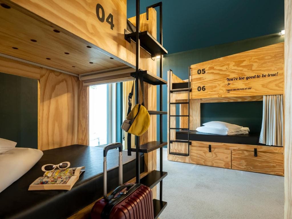 Bed in a 4-6 mixed Shared Room room - Image 2