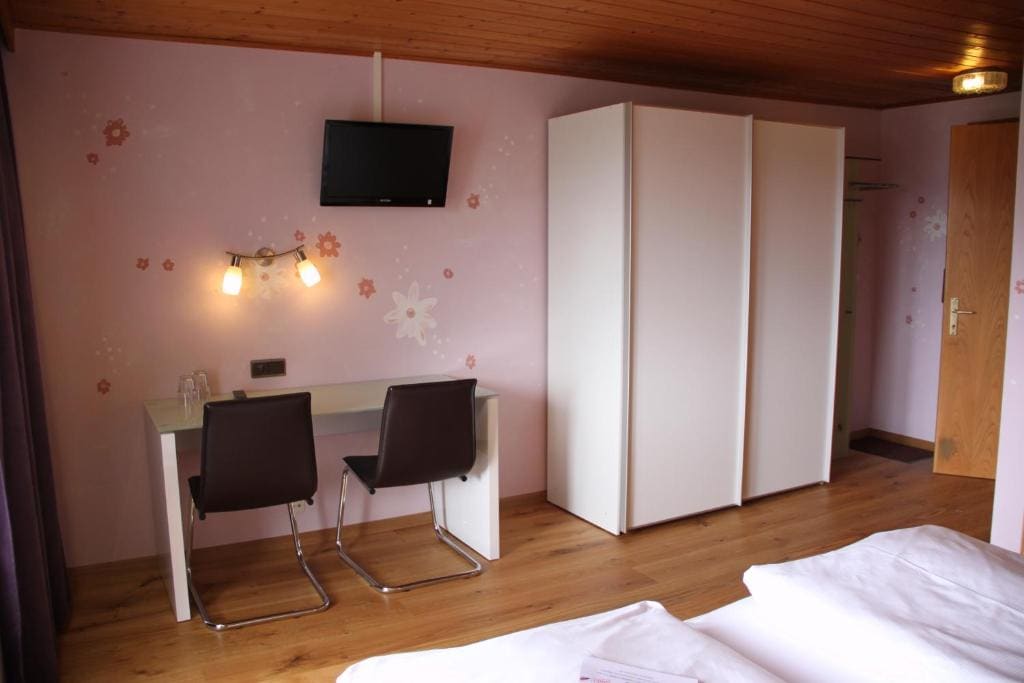 Double Room with Balcony room - Image 2
