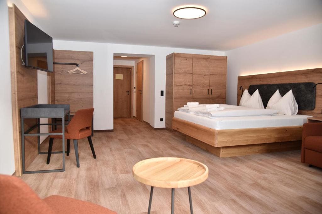 Deluxe Double Room with Balcony room - Image 2