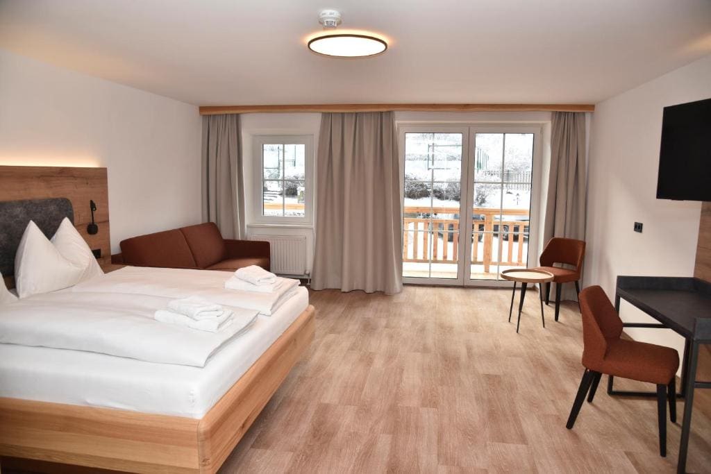 Deluxe Double Room with Balcony room - Image 1