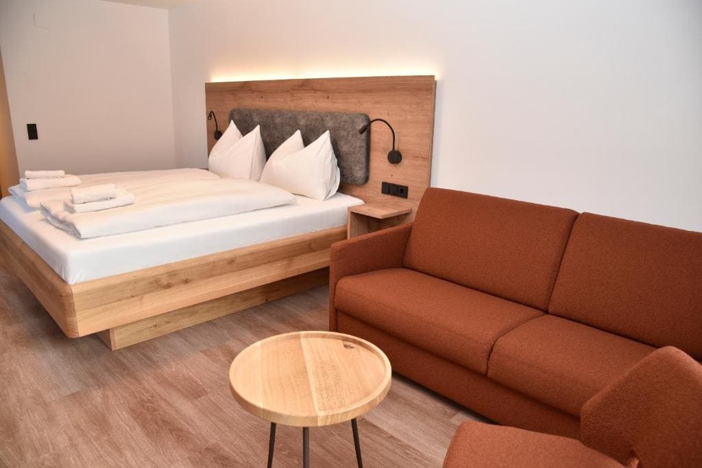 Double Room with Balcony room - Image 2