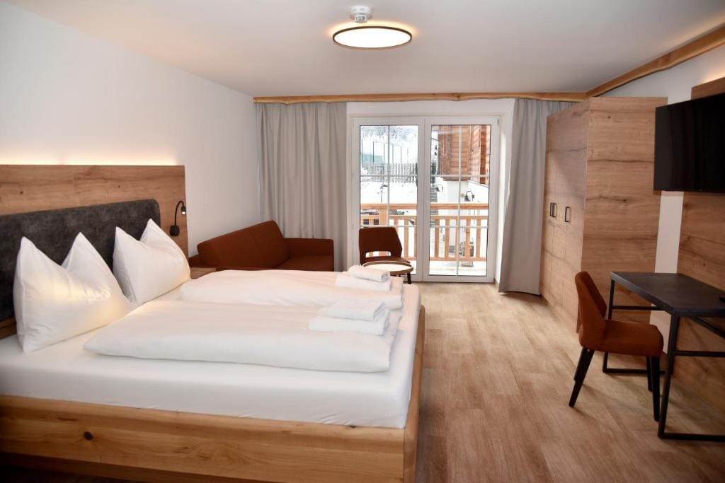 Double Room with Balcony room - Image 3