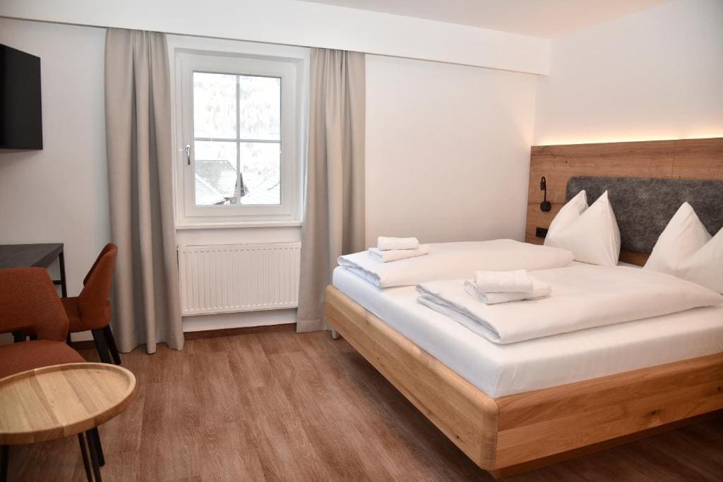 Double Room with Mountain View room - Image 2