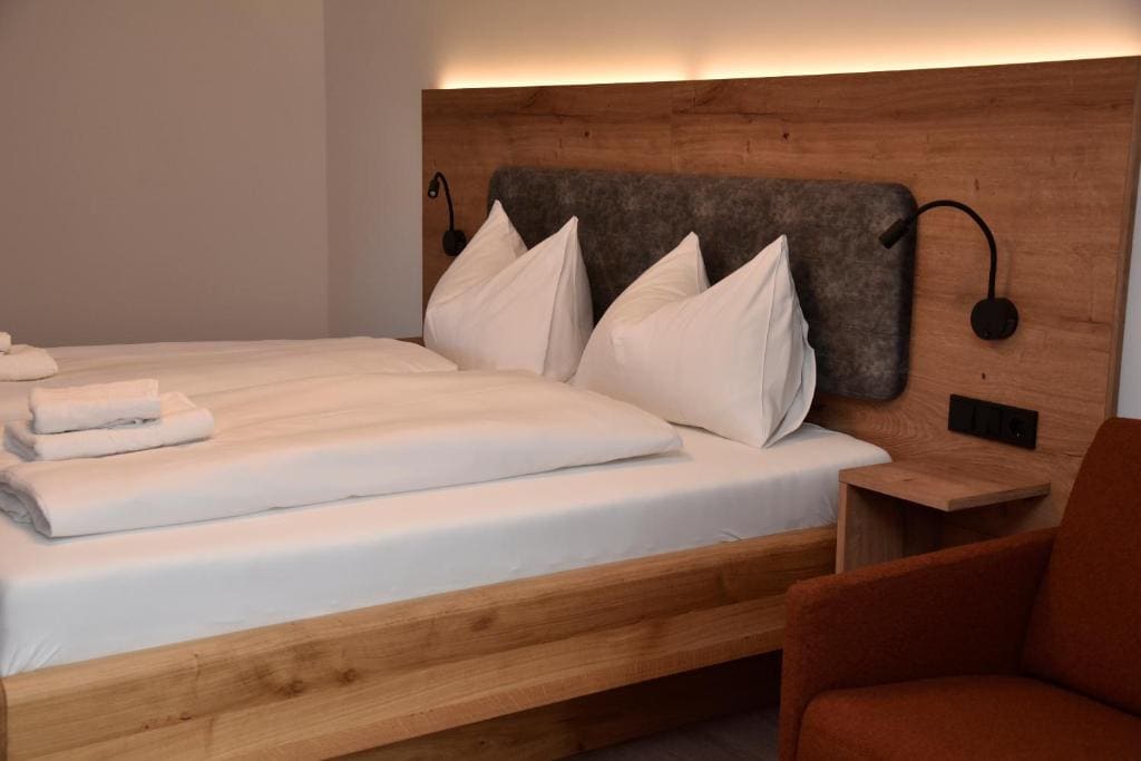 Double Room with Mountain View room - Image 3
