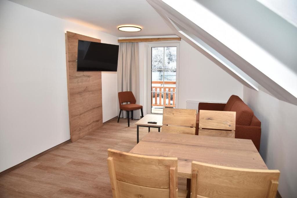 Family Room with Mountain View room - Image 2