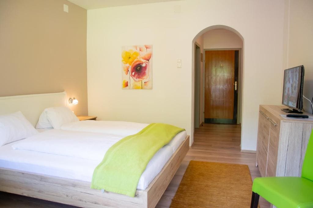 Double Room with Balcony room - Image 3