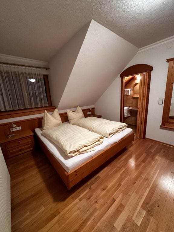 Double Room with Shower room - Image 2
