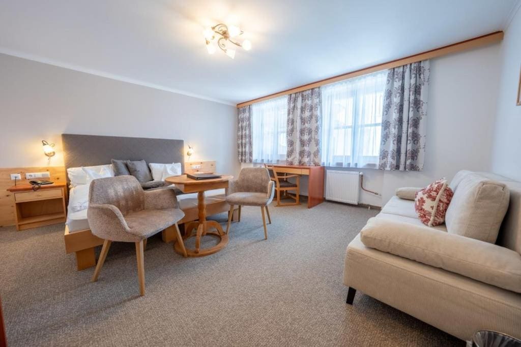 Deluxe Family Room room - Image 2