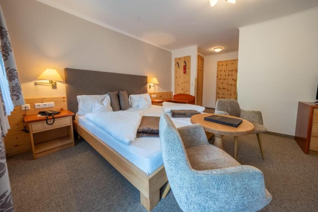 Deluxe Room room - Image 3