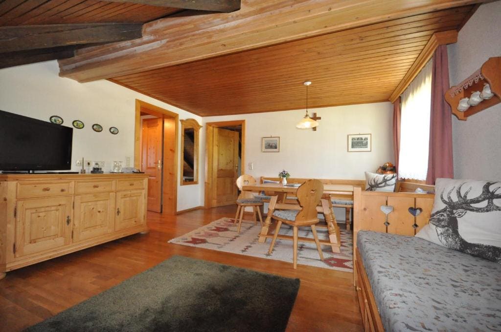 Superior Family Room - Annex room - Image 3
