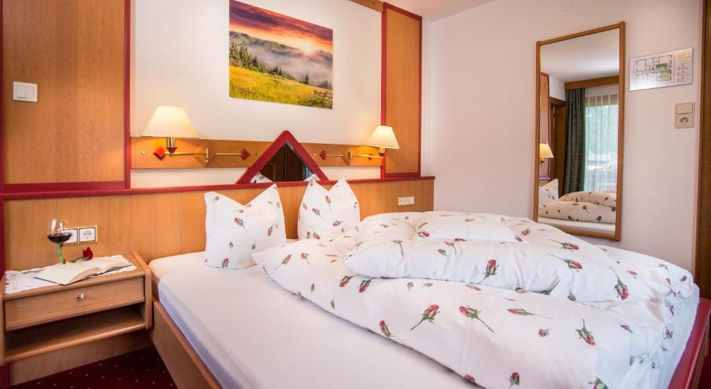 Double Room with Balcony room - Image 2