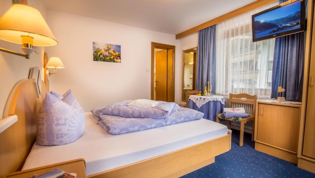 Double Room with Balcony room - Image 3