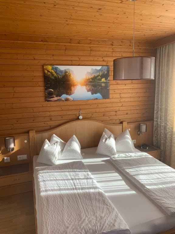 Double Room with Balcony room - Image 2