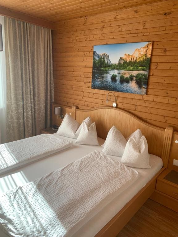Double Room with Balcony room - Image 3