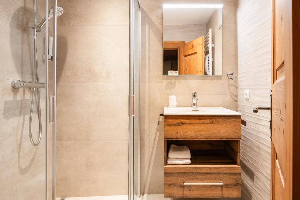 Double Room with Balcony room - Image 3