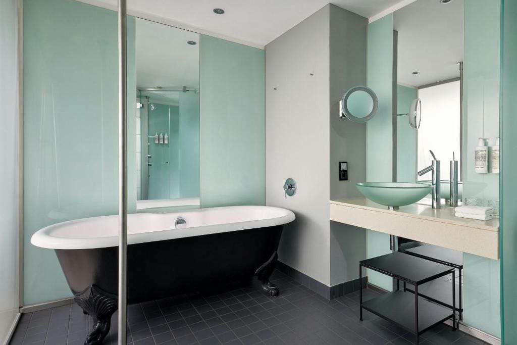 Deluxe Room with Courtyard View room - Image 2