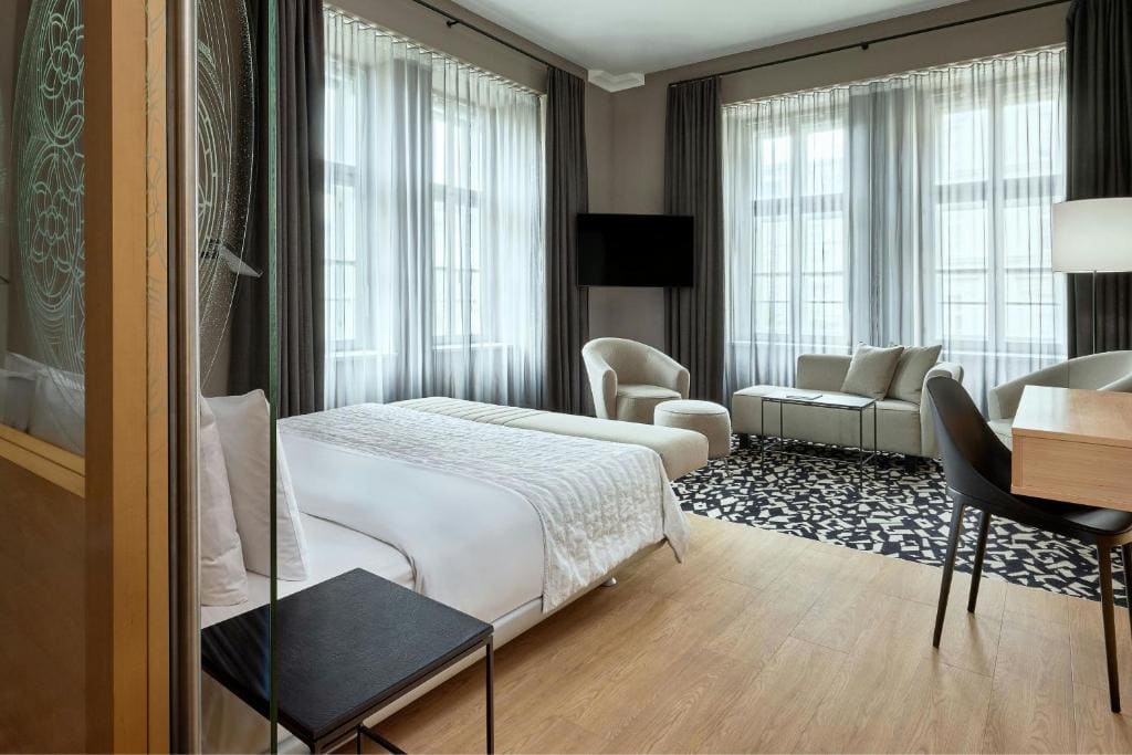 Corner Room with Park View room - Image 2