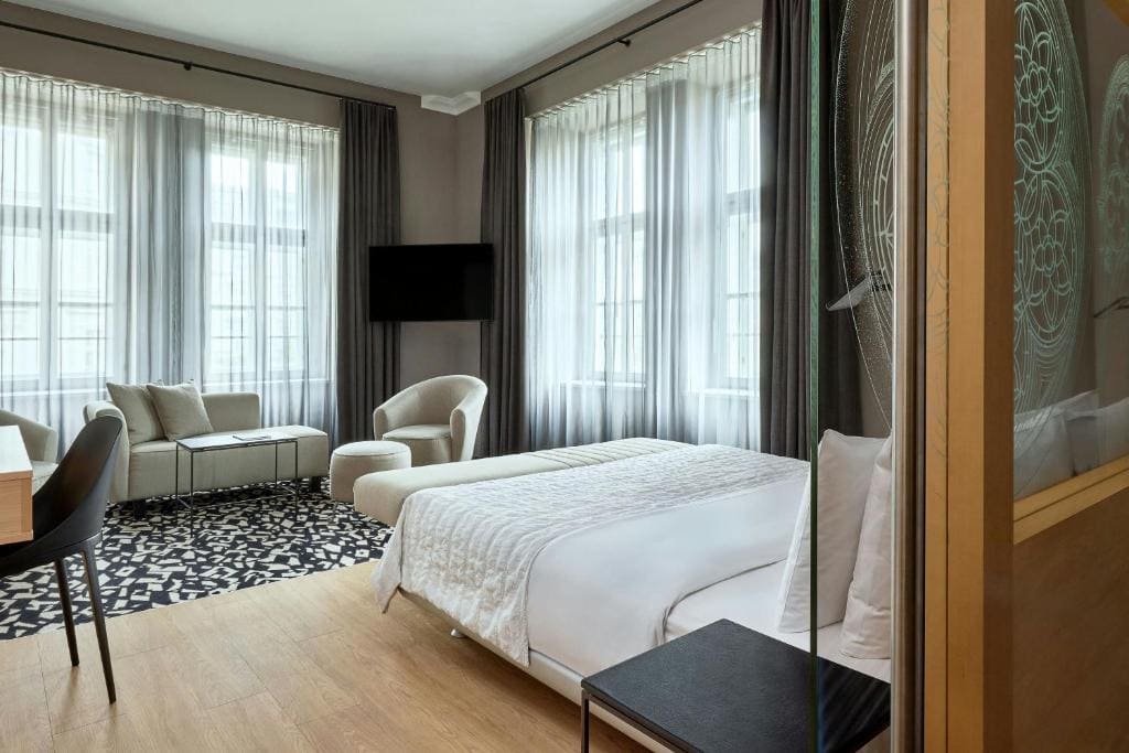 Corner Room with Park View room - Image 3