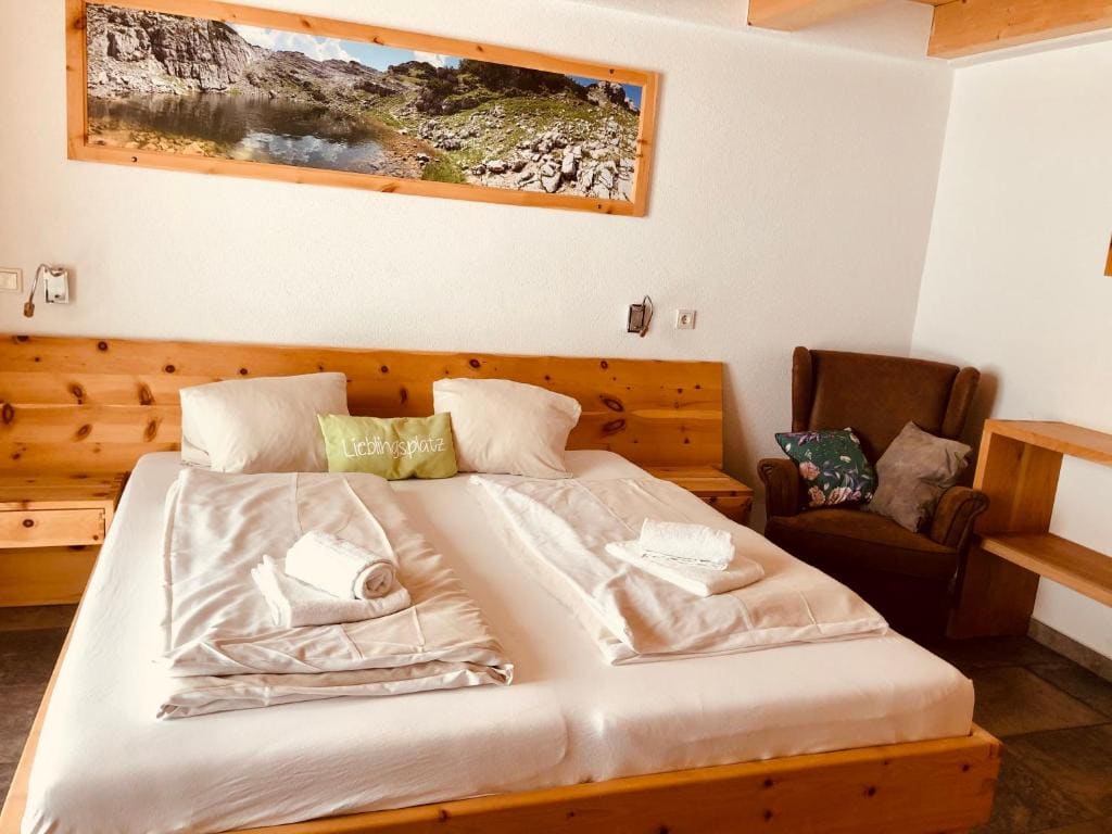 Deluxe Double Room with Shower room - Image 1