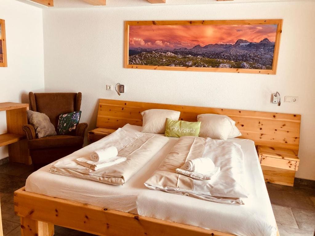 Deluxe Double Room with Shower room - Image 2