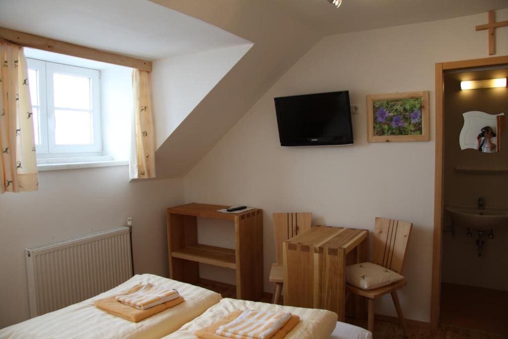 Quadruple Room with Private Bathroom room - Image 2