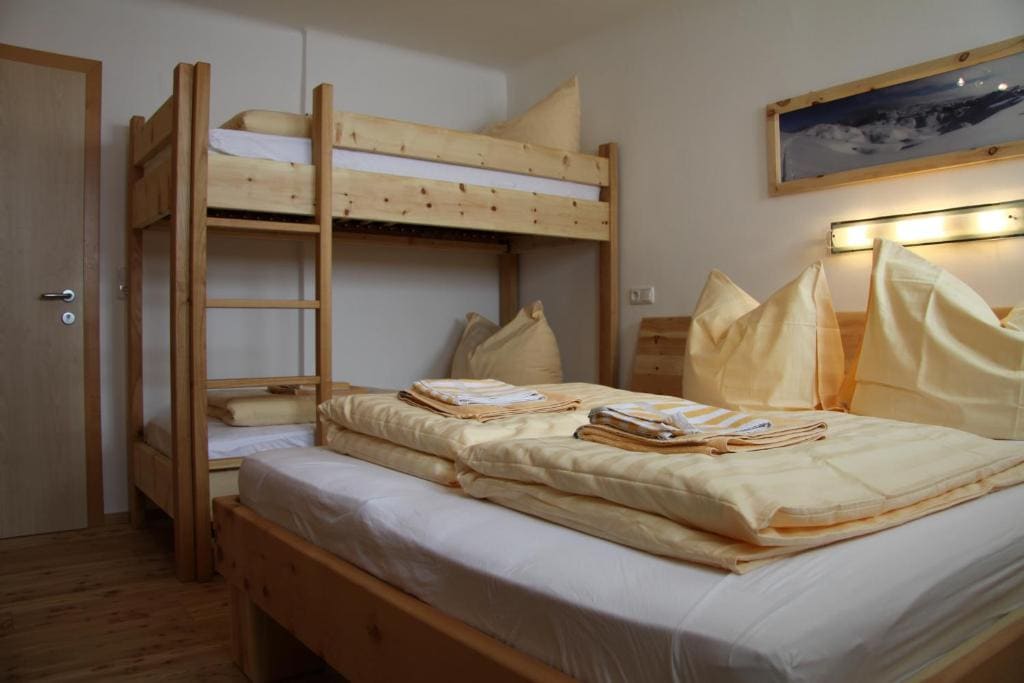 Quadruple Room with Private Bathroom room - Image 3