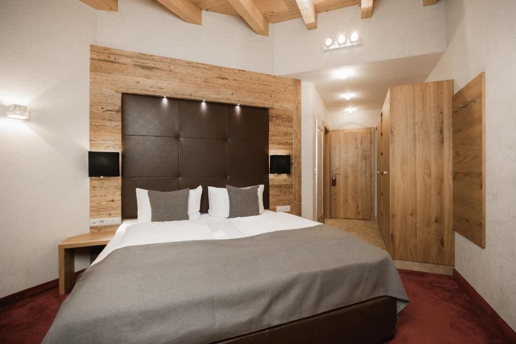 Deluxe Double Room with Balcony room - Image 2