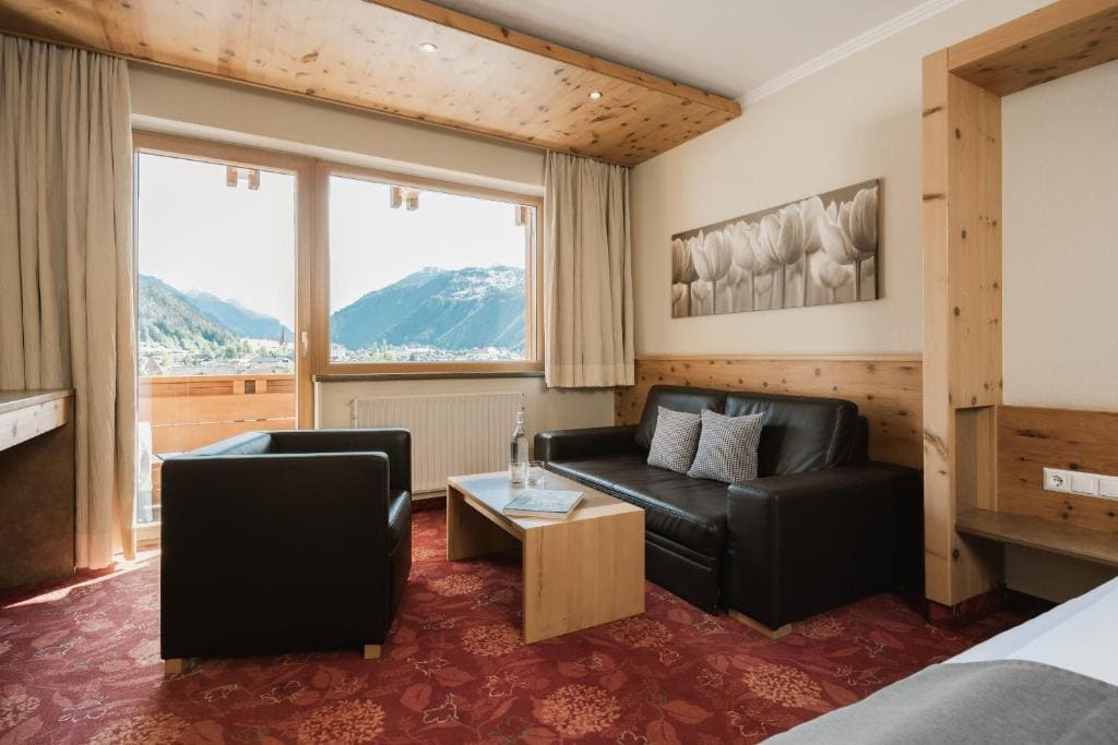 Family Room with Balcony room - Image 2