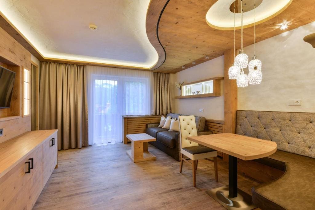 Junior Suite with Balcony room - Image 3