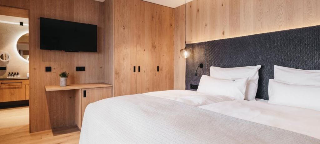 Double Room with Mountain View room - Image 2