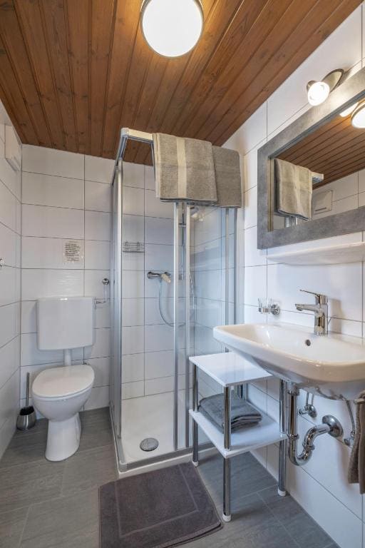 Double Room with Extra Bed room - Image 2