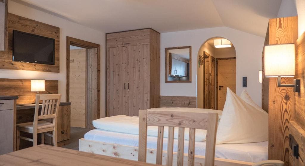 One-Bedroom Apartment with Balcony room - Image 3