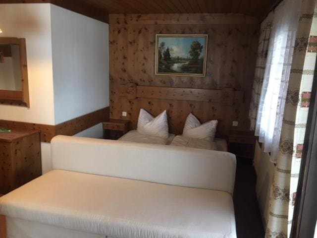 Standard Family Room room - Image 2