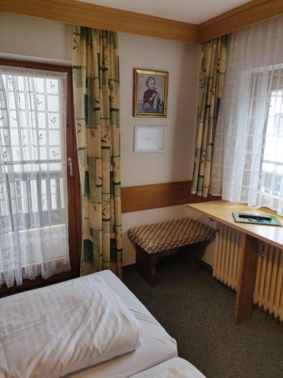 Double or Twin Room with Balcony room - Image 3