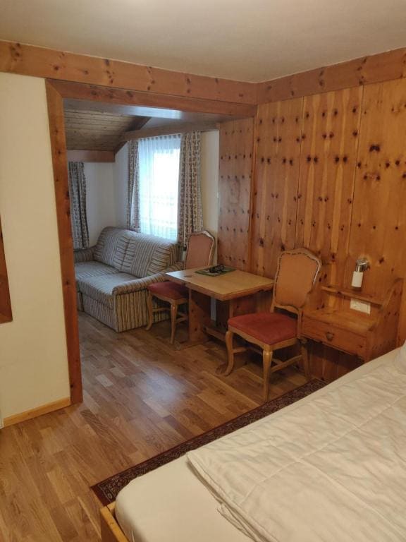 Standard Family Room room - Image 3