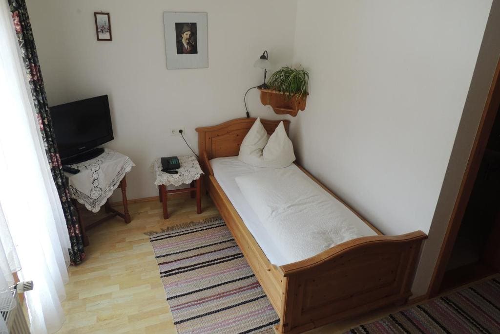 Single Room with Shower room - Image 2