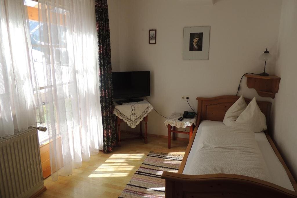 Single Room with Shower room - Image 3