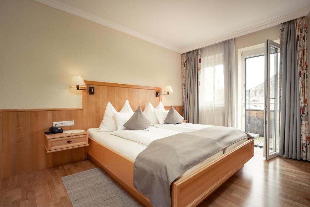 Superior Double Room with Balcony room - Image 3