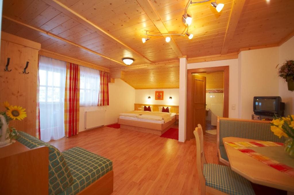 Studio with Balcony room - Image 2