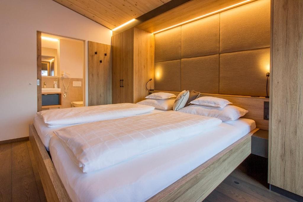 Double Room with Balcony room - Image 2